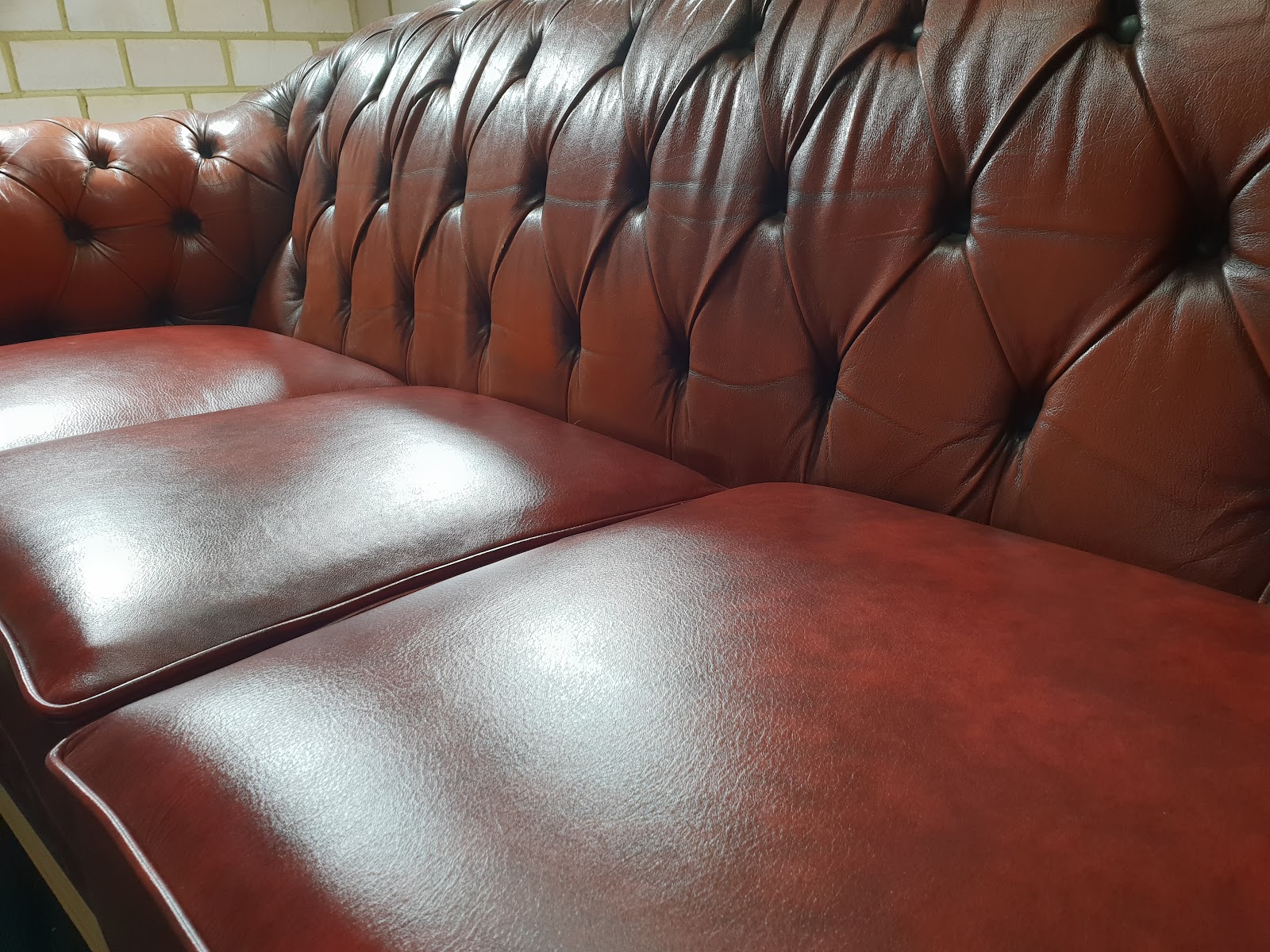 Aufgearbeitetes Chesterfield-Ledersofa in Ochsenblutrot