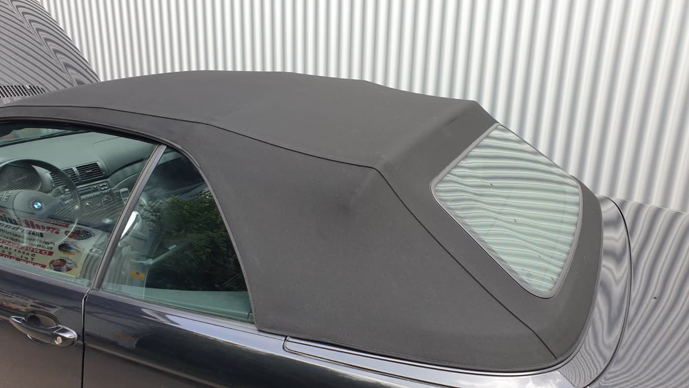 VW Golf 1 Cabrio mit rotem Verdeck