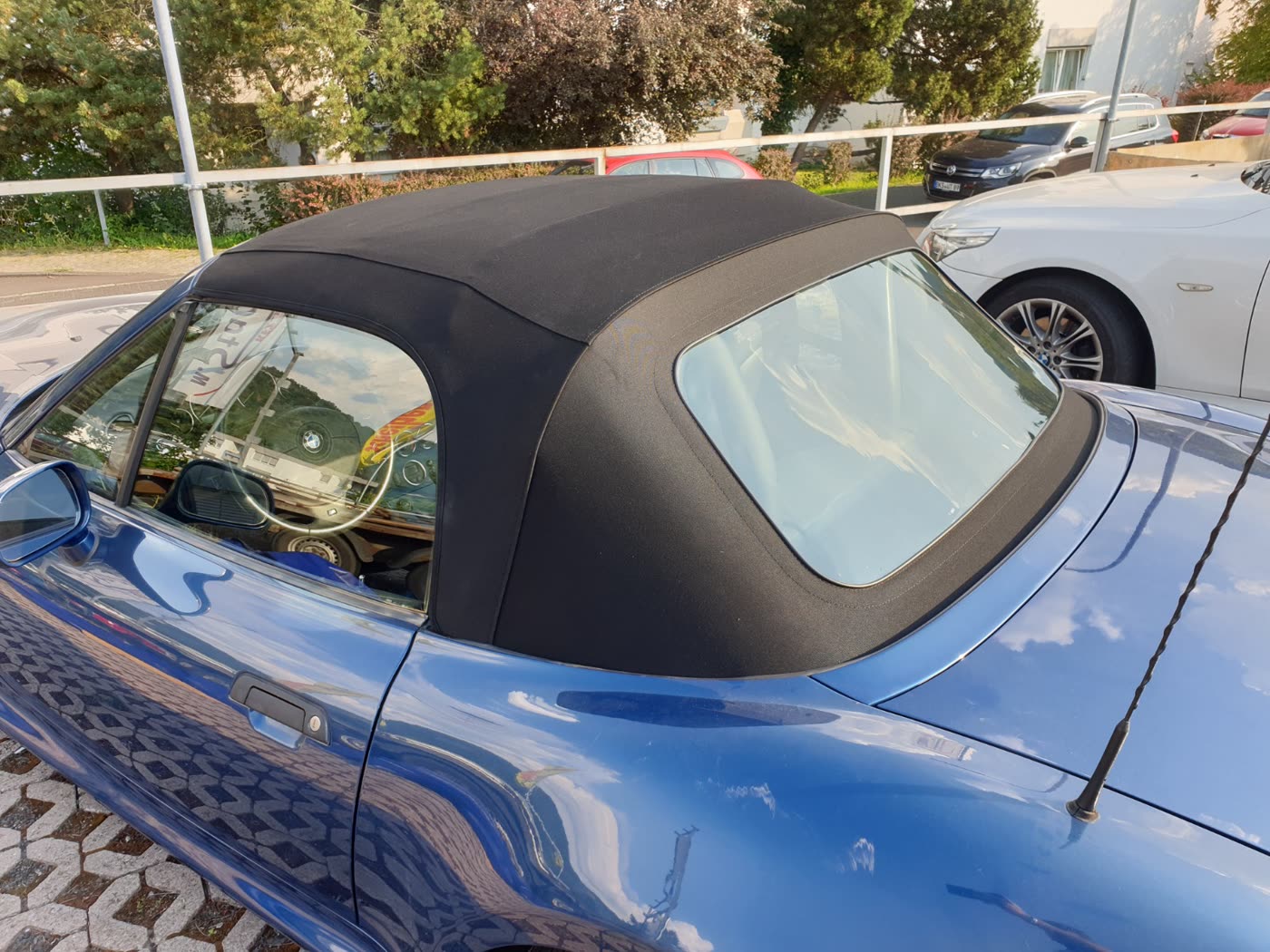 Blaues Cabrio schwarzes Verdeck neu