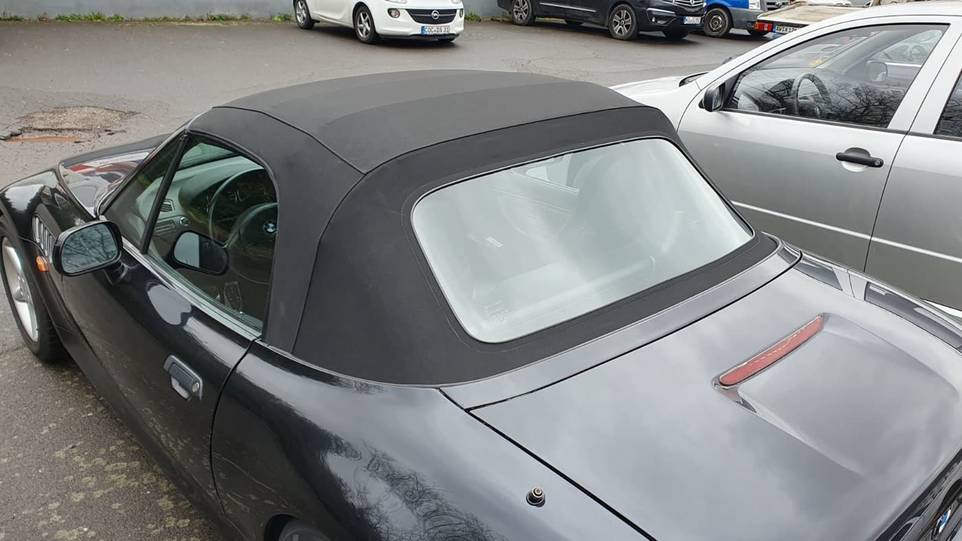 BMW Z3 mit neuem schwarzen Verdeck