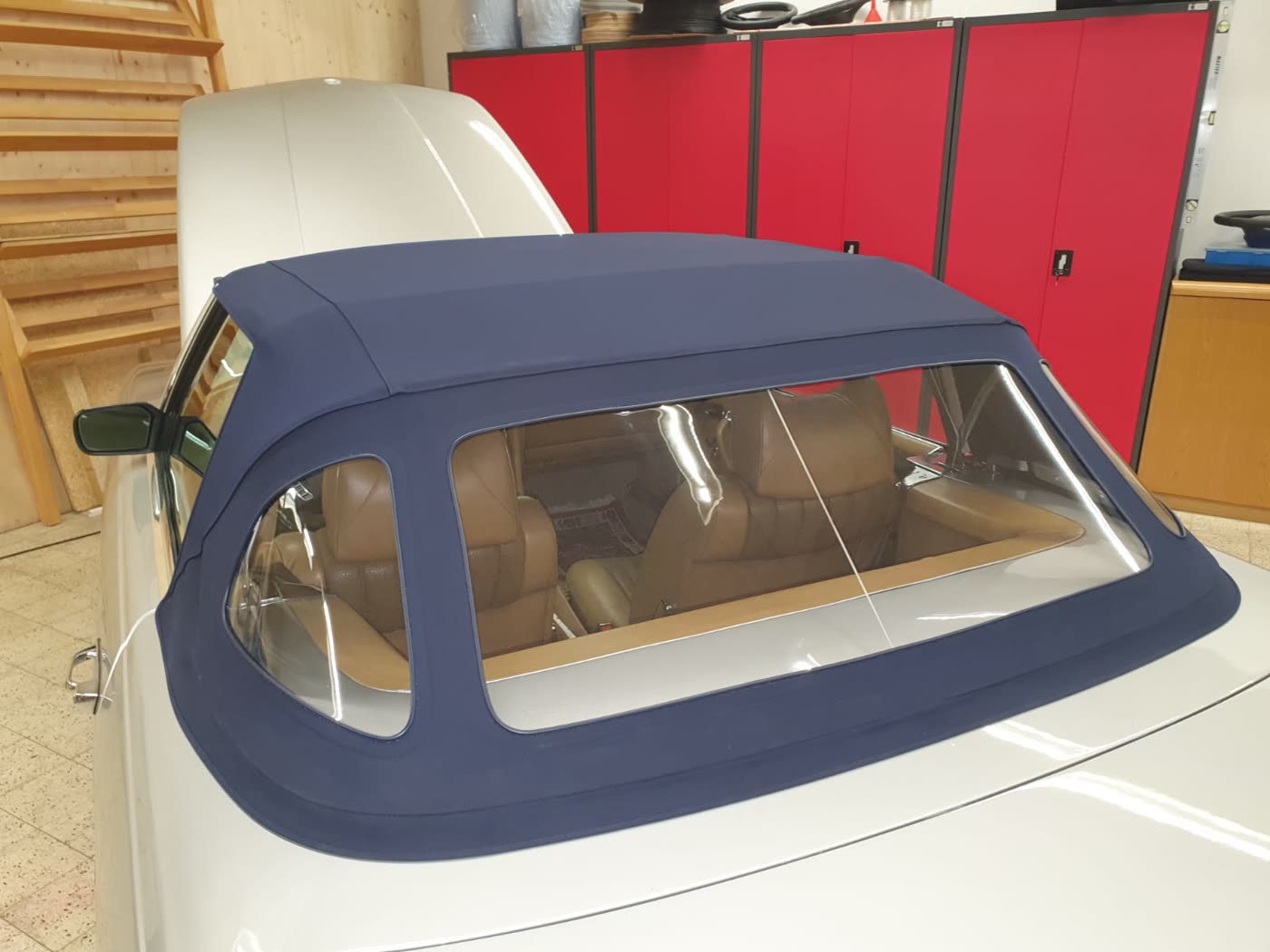 Mini Cooper Cabrio mit neuem dunkelblauen Verdeck