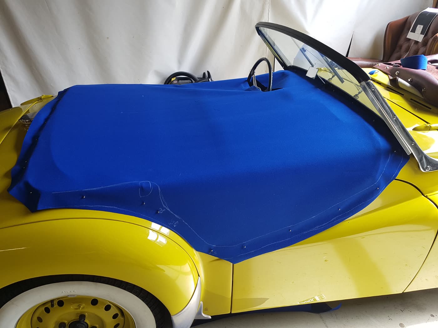 Blaue Innenraumabdeckung Cabrio wird angepasst