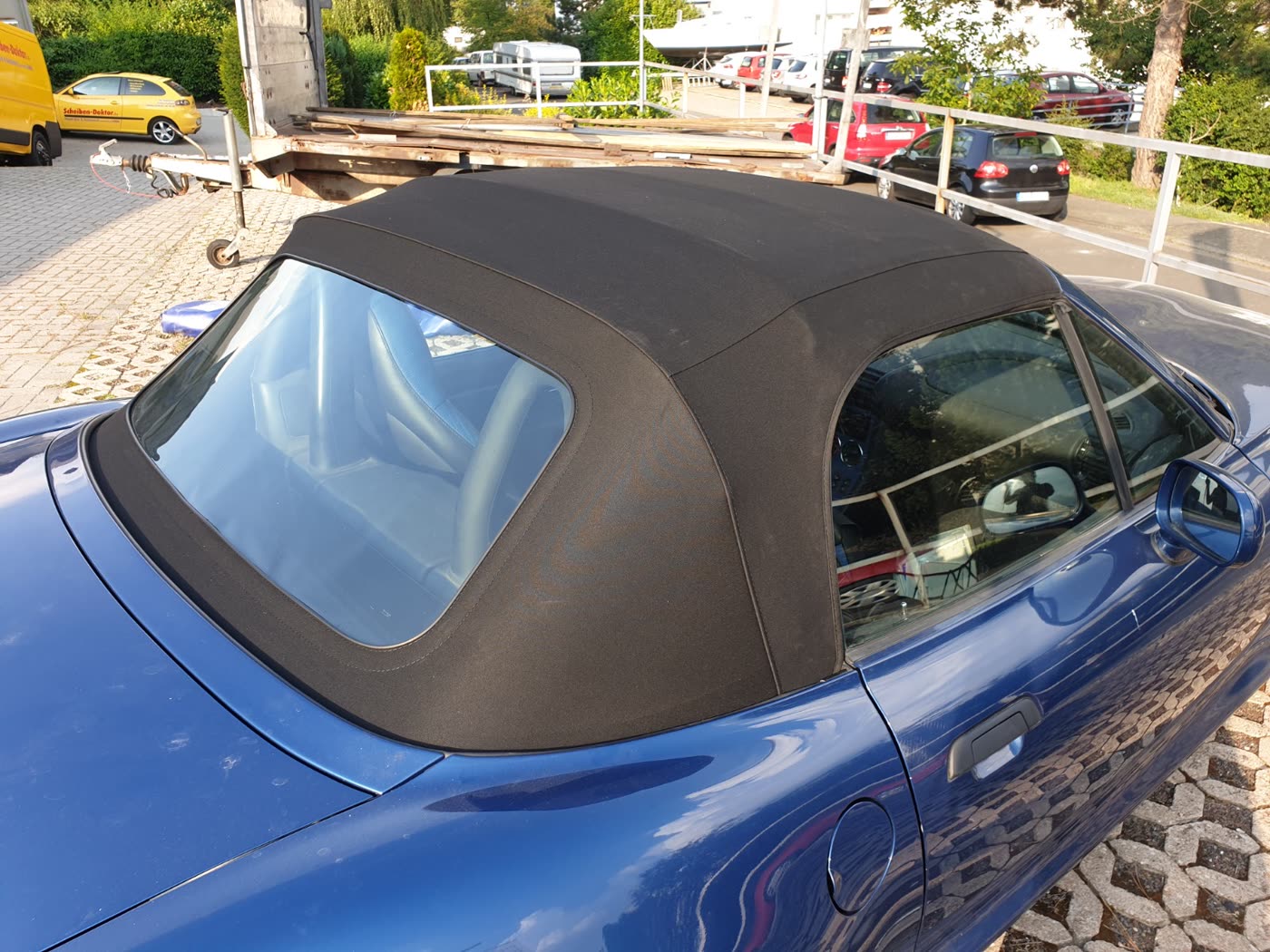 BMW Cabrio neues schwarzes Verdeck auf Parkplatz