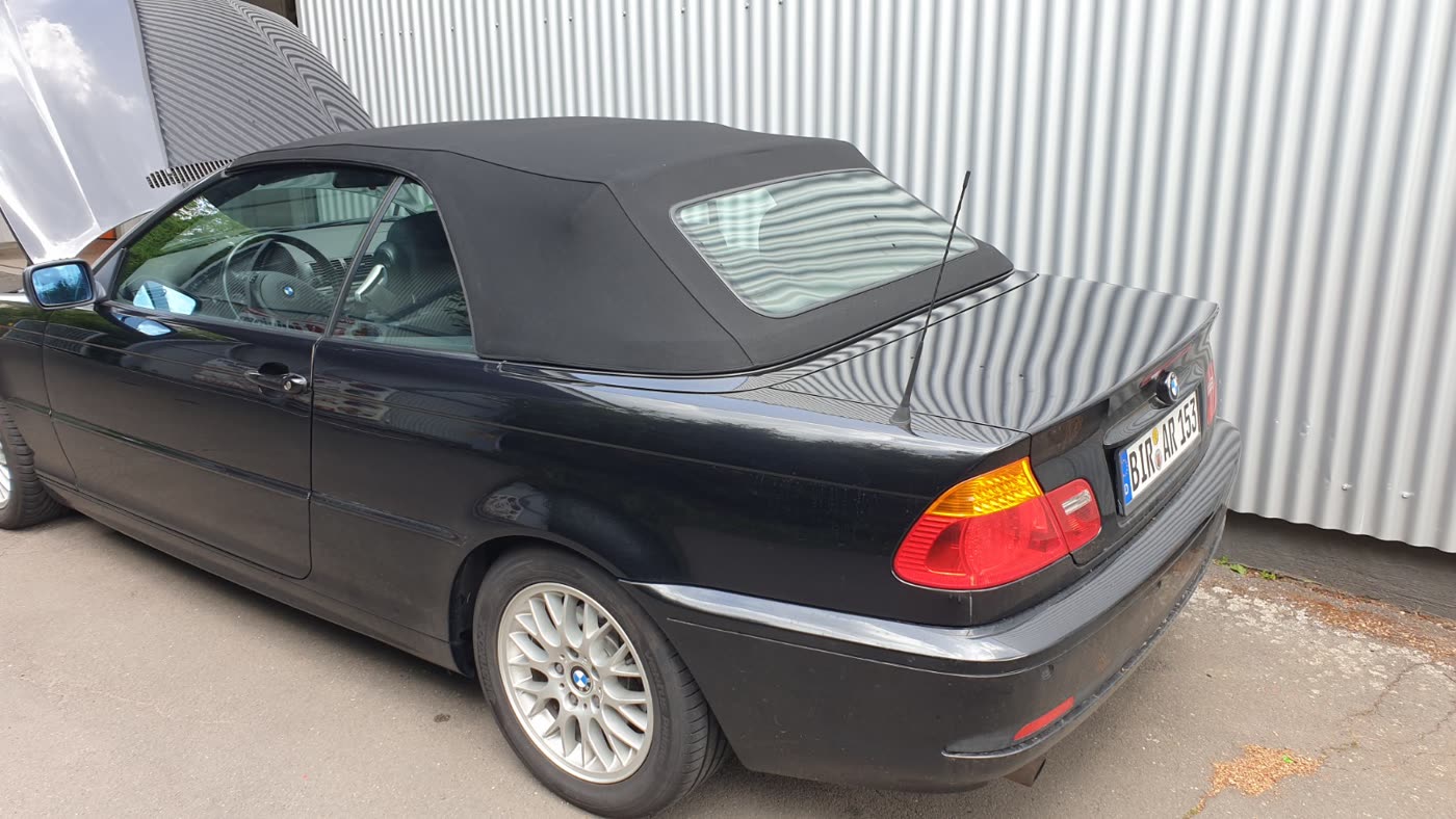 BMW E46 Cabrio schwarzes Verdeck Heckansicht