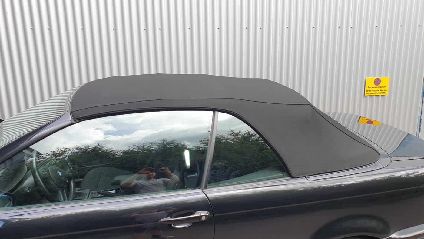 BMW E46 Cabrio schwarzes Verdeck Mann fotografiert