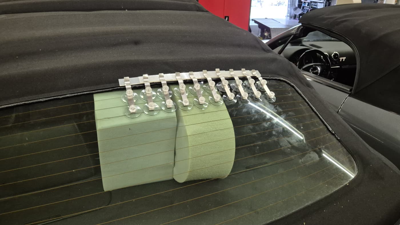 Schaumstoffklammern fixieren neue Heckscheibe, Audi TT