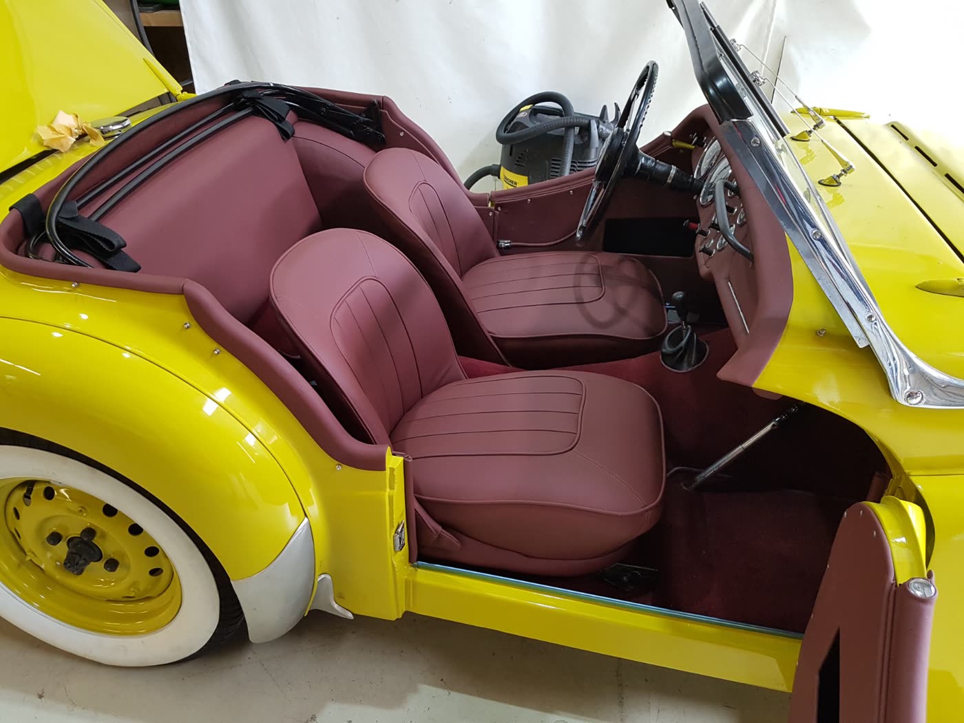 Gelber Cabrio Innenraum bordeaux komplett neu