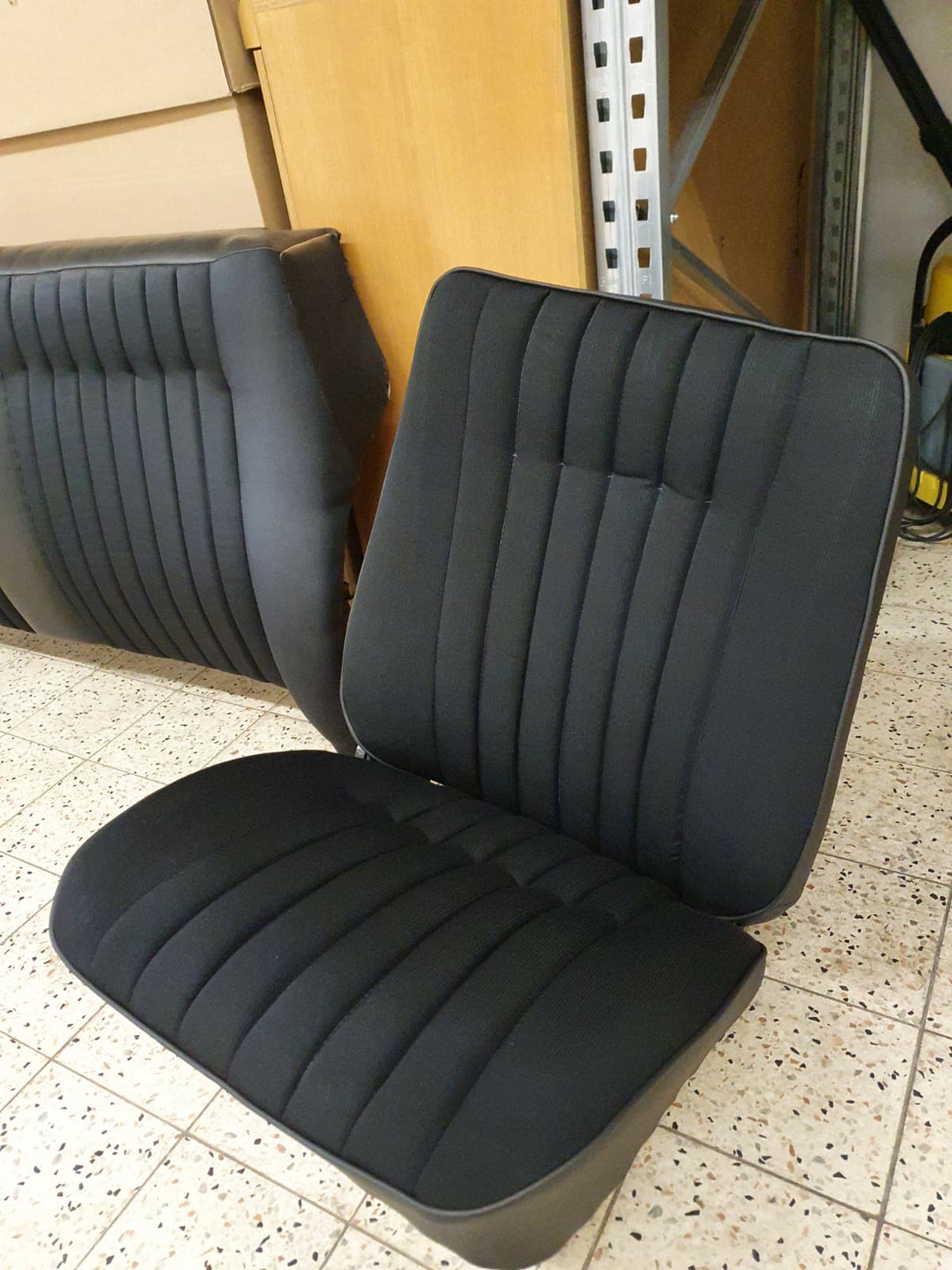 Schwarze Sitzbank mit Rippenstruktur und Naht