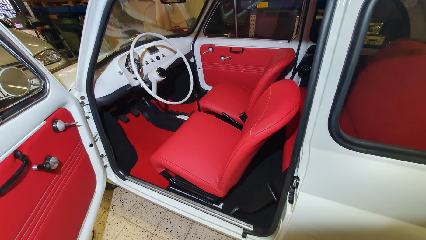 Fiat 500 Innenraum rot-weiß, offene Tür, Lenkrad