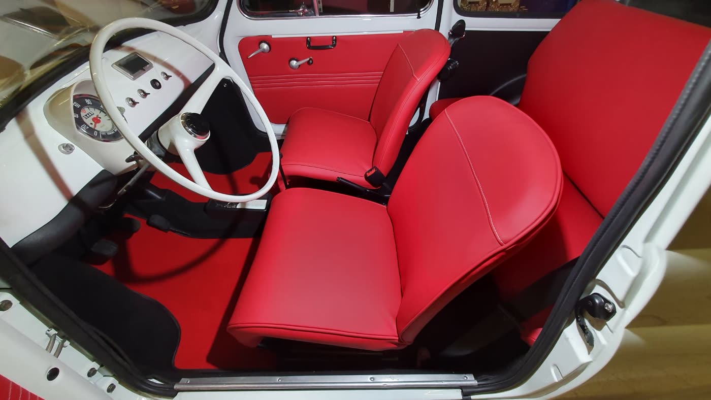 Fiat 500 Interieur rot von oben, Sitze und Armaturen