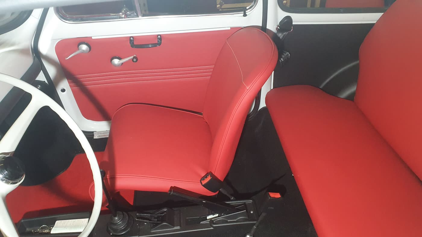 Fiat 500 Türverkleidung rot Nahaufnahme, weißer Lack