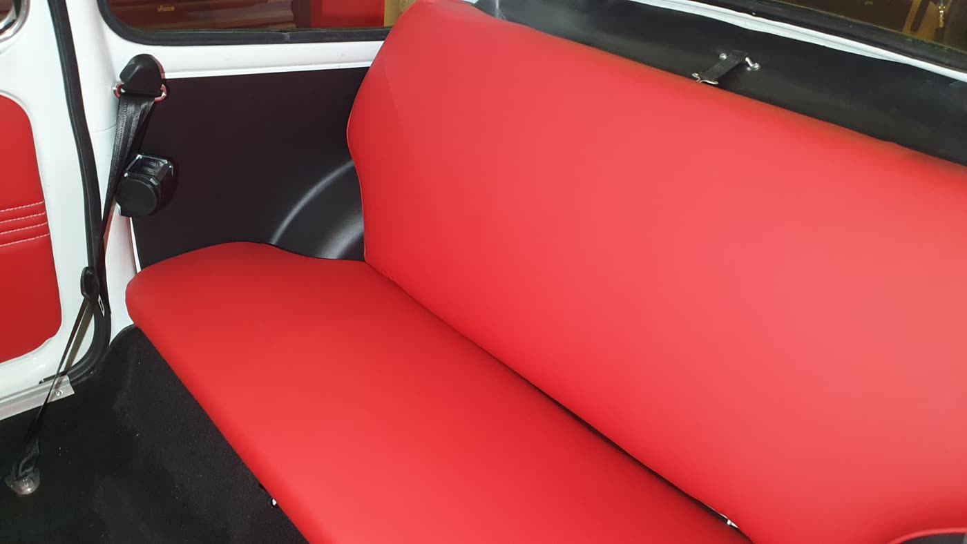 Fiat 500 Rückbank rot Nahaufnahme Naht