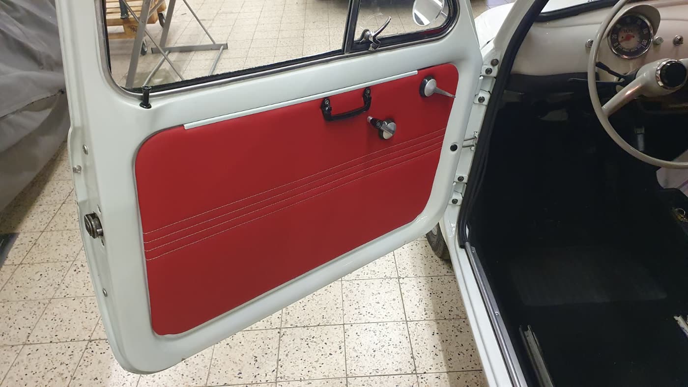 Fiat 500 rote Türverkleidung, geöffnete Tür, Cockpit