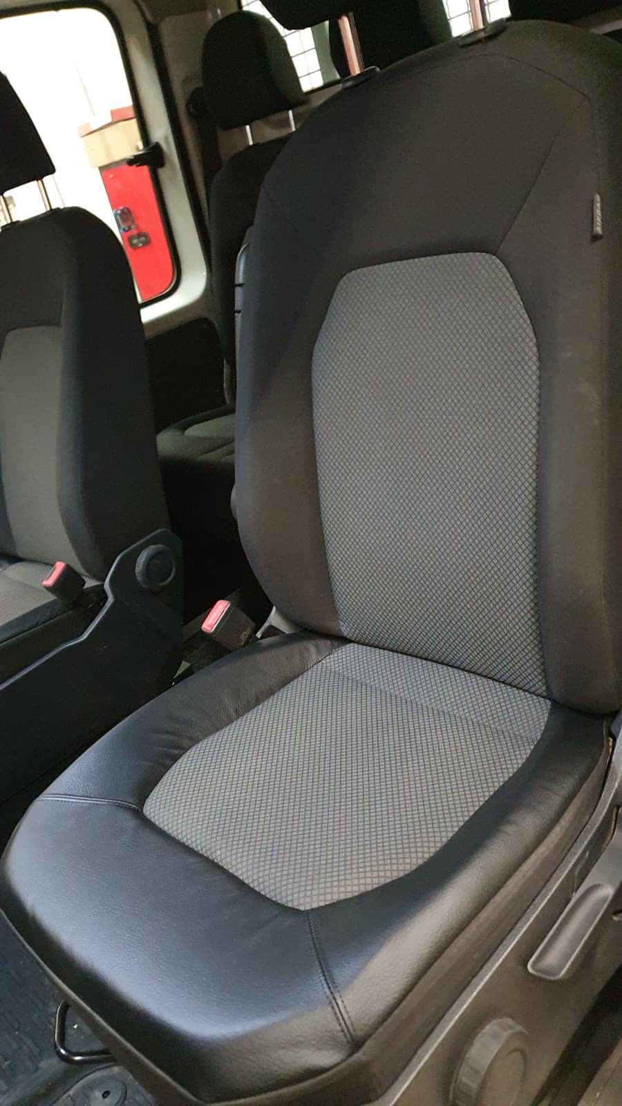 Schwarzer Autositz mit Karo-Diamantmuster im Van