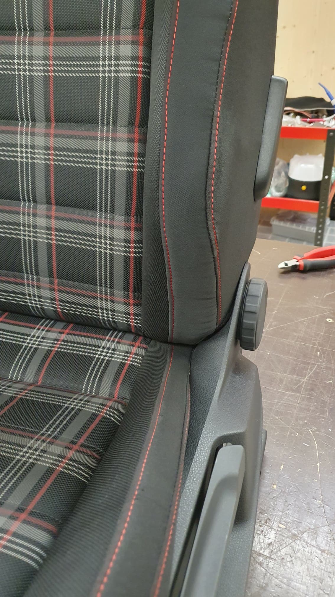 VW R-Sitz mit R-Logo, grau-schwarz, fertig