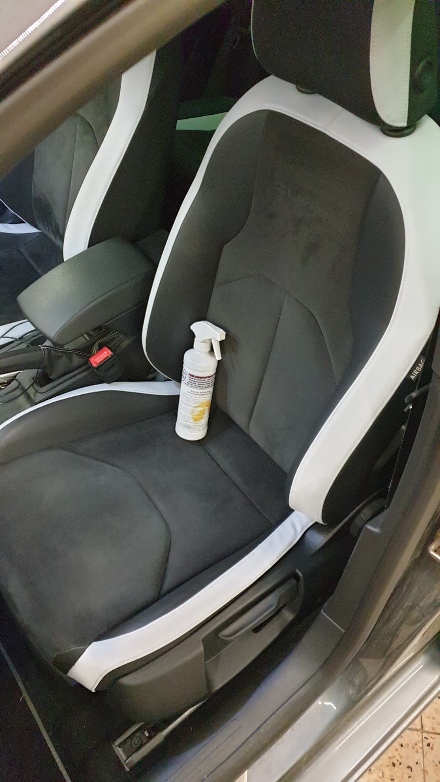 Fahrersitz komplett mit Reinigungsspray