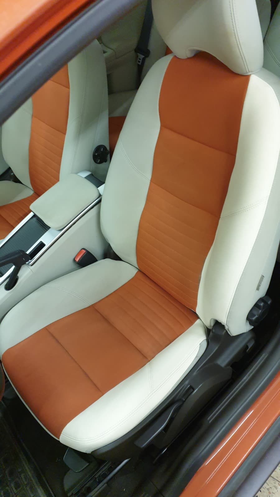 Autositze orange-weiß Innenraum Terrasse