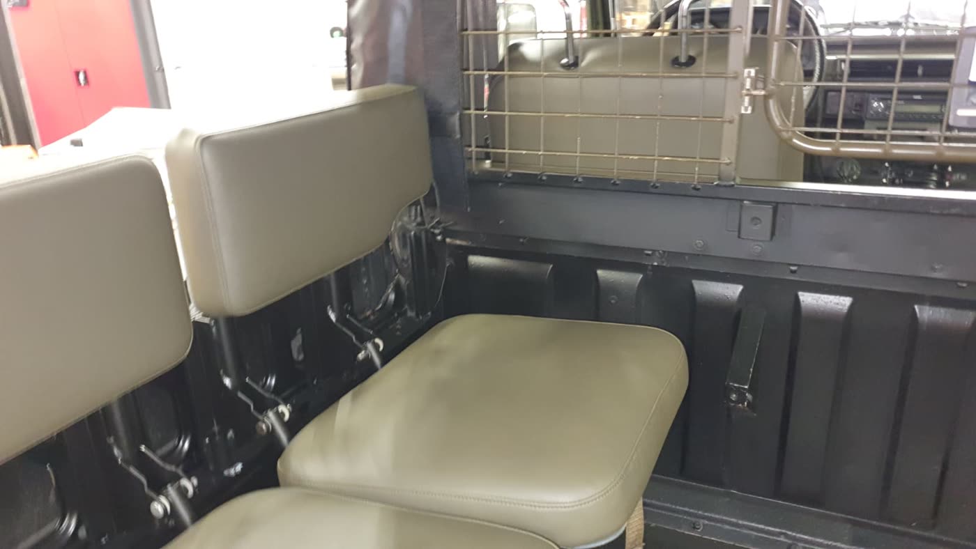 Offroad-Fahrzeug Rückbank khaki, Gitter und Ladefläche