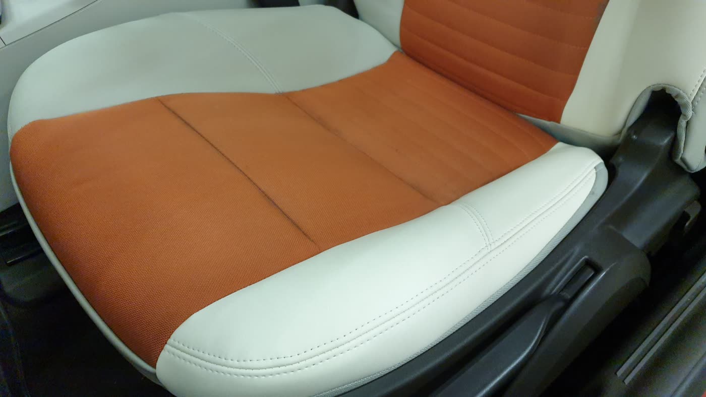 Autositz orange-weiß Nahaufnahme