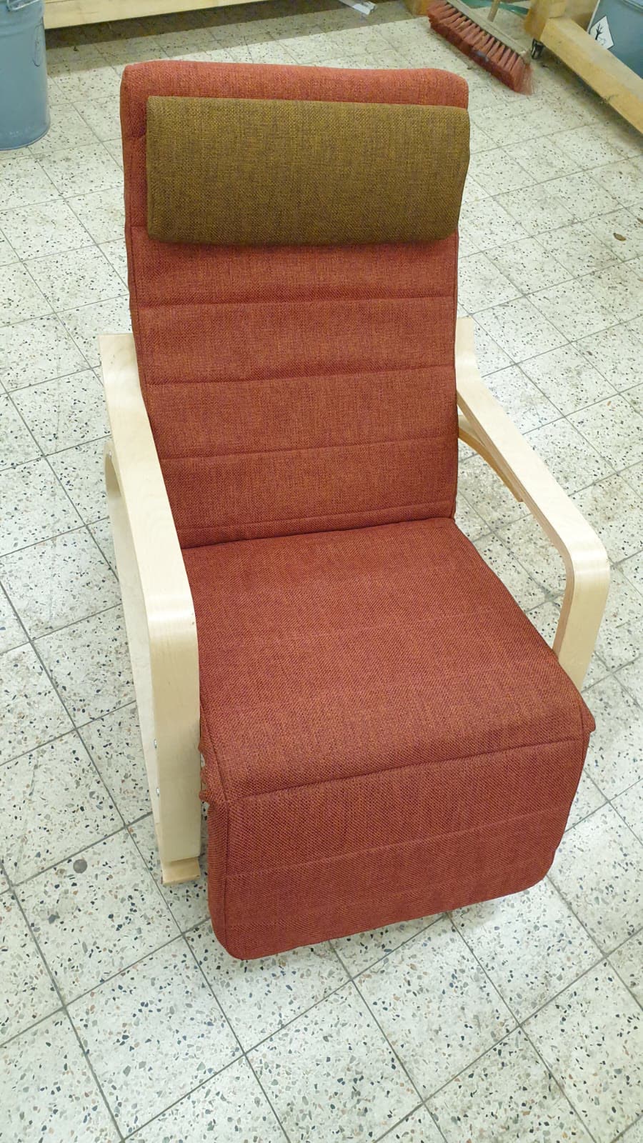 Orangefarbener Loungesessel, fertig gepolstert