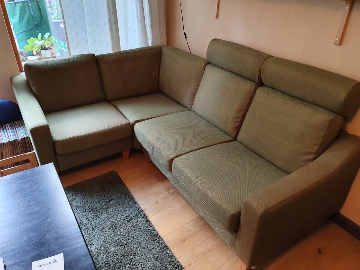 Grünes Ecksofa im Wohnzimmer, fertig
