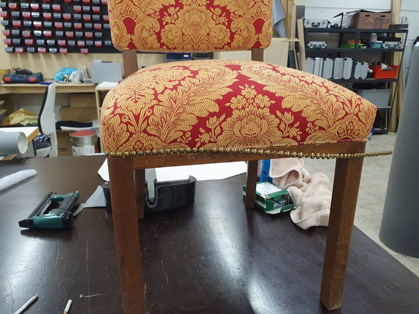 Zwei Stühle rot-gold von hinten, fertig