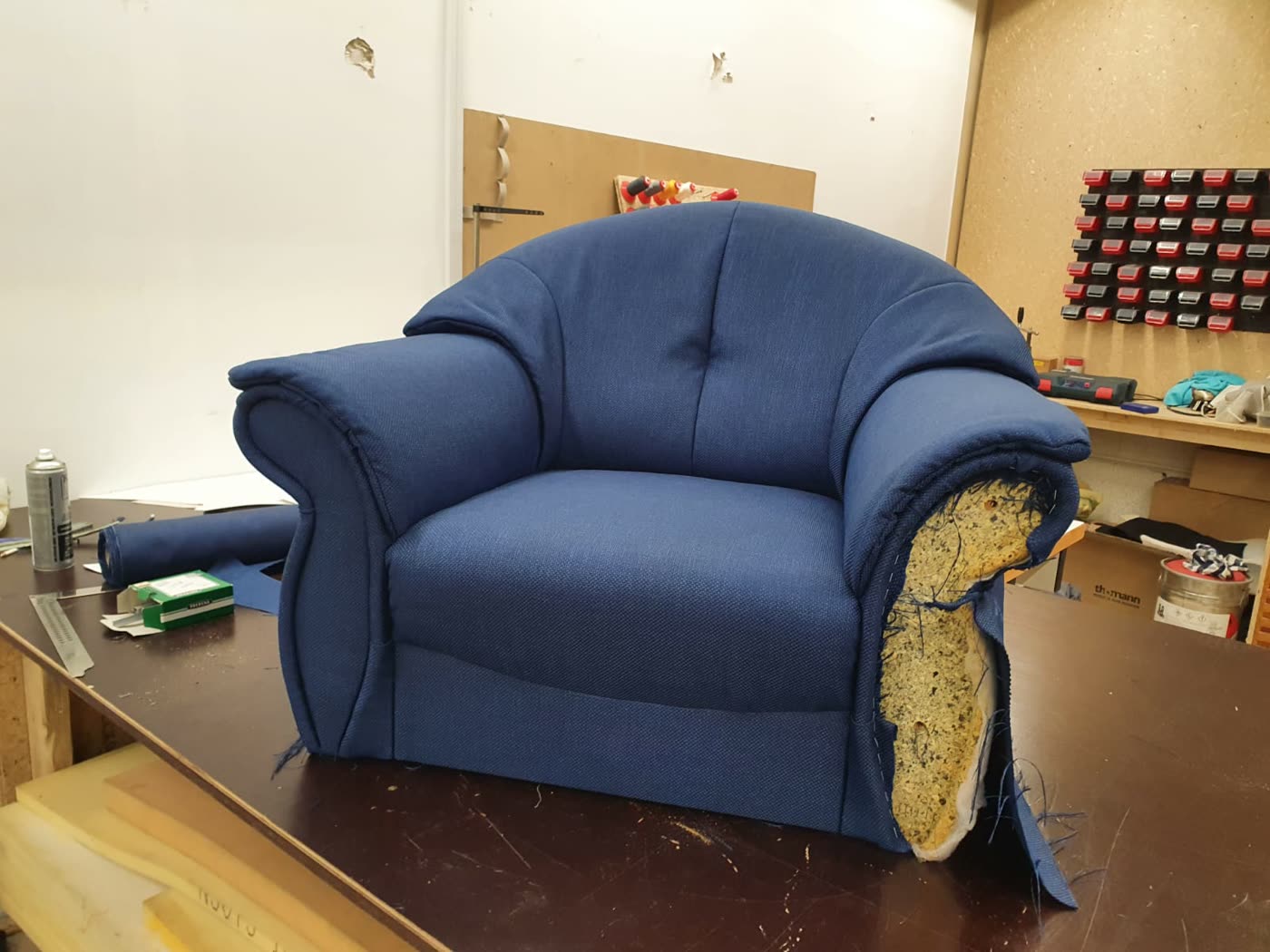 Blauer Sessel komplett neu gepolstert, fertig