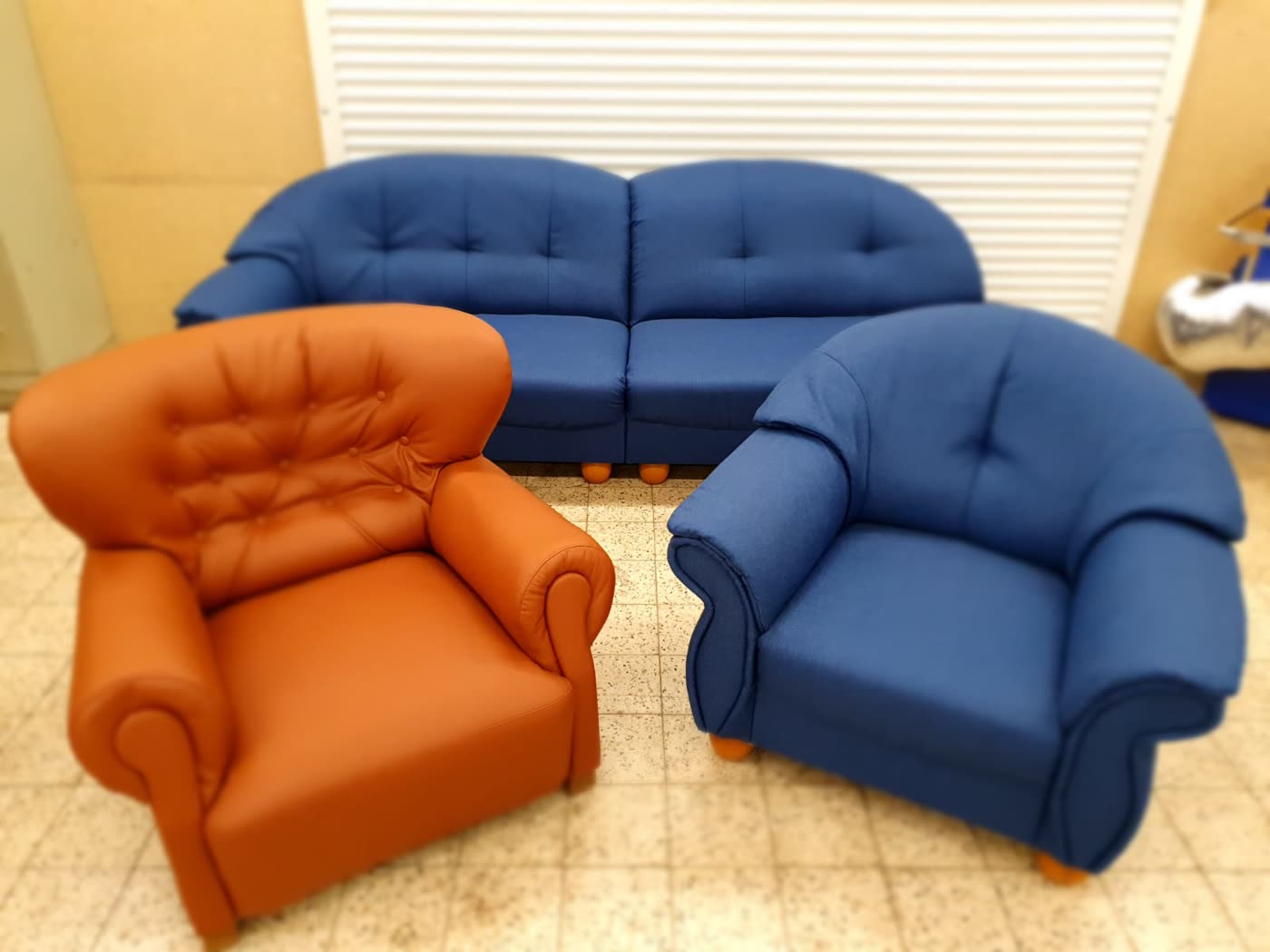 Drei Stühle blau-orange-blau, fertig, Gruppenbild
