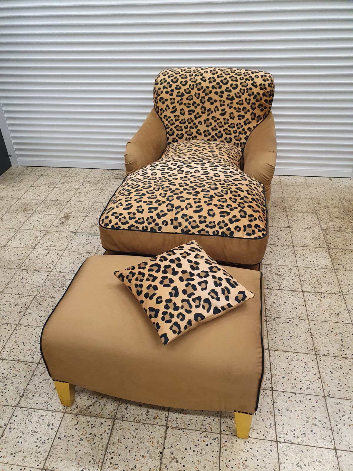 Chaiselongue Leoparden-Muster mit Hocker, fertig
