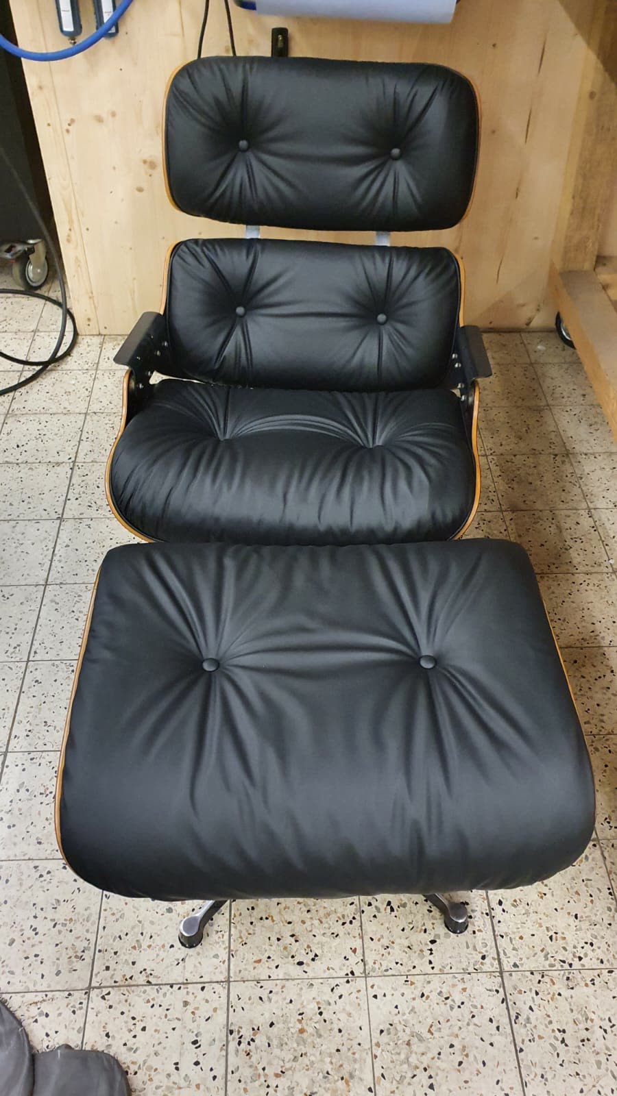 Eames Lounge Chair mit Ottoman, schwarz, fertig