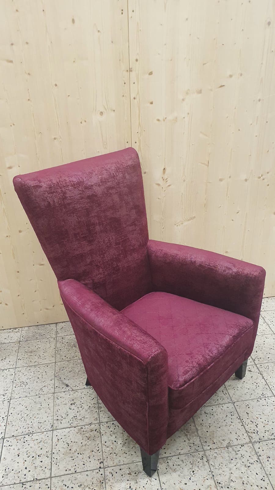 Bordeauxroter Samtsessel, andere Perspektive, fertig