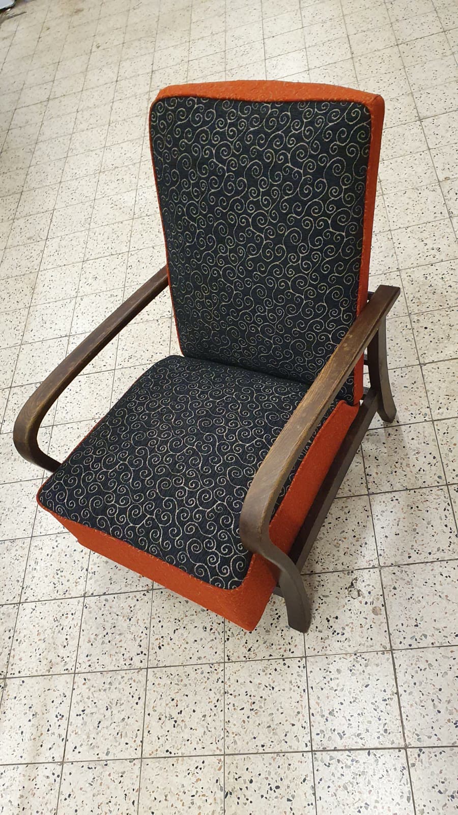 Sessel dunkelrot mit Muster, Holzarmlehnen, fertig