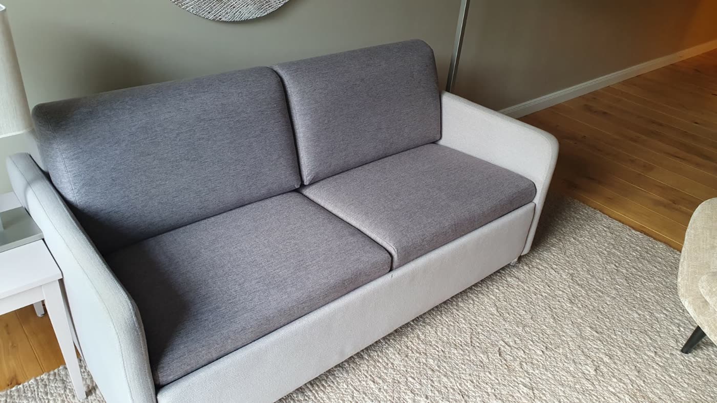 Modernes graues Sofa im Wohnzimmer, fertig