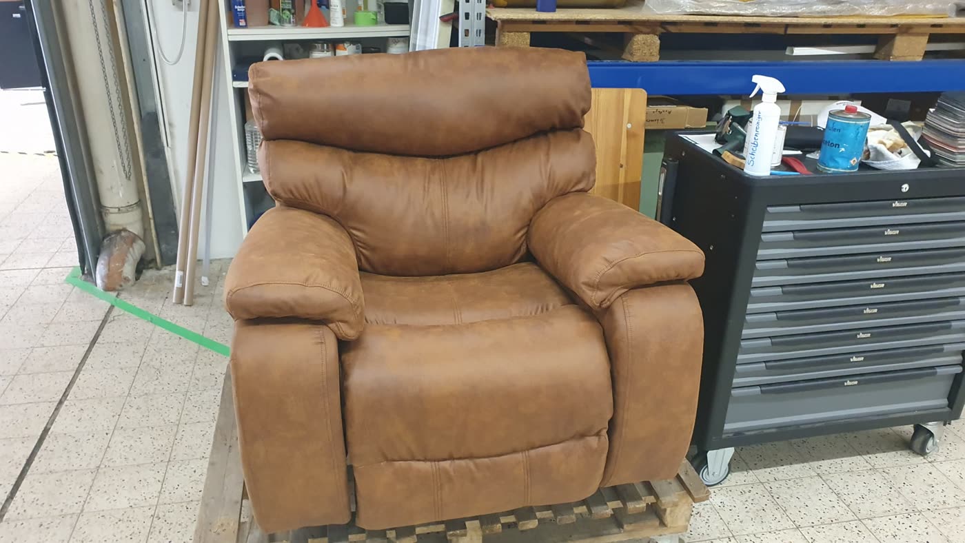 Brauner Wildleder-Relaxsessel, fertig, Werkstatt