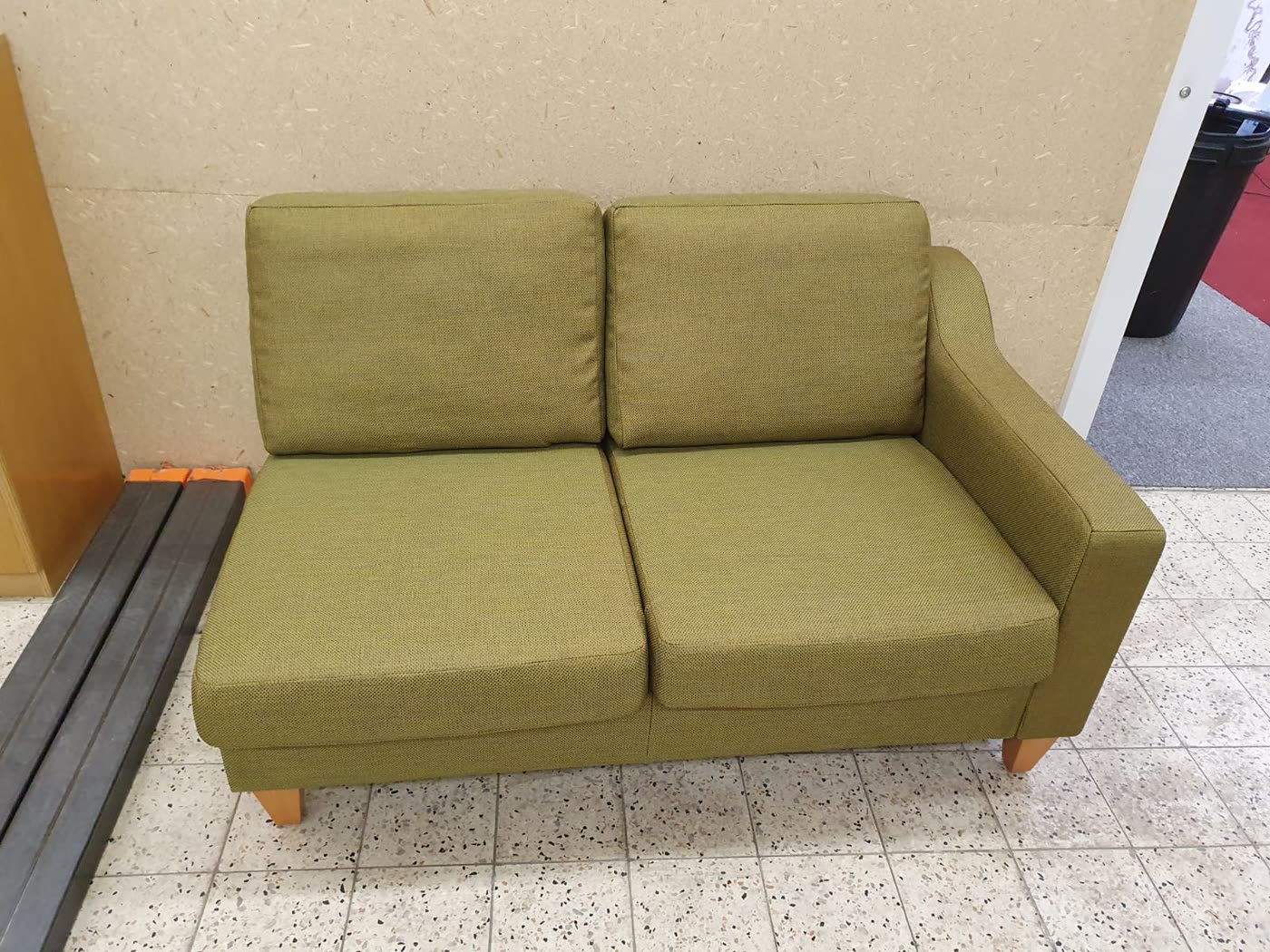 Grünes Zweisitzer-Sofa, fertig gepolstert
