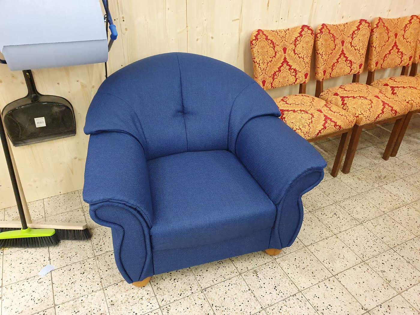 Blaue Sessel und Sofa im Regal, fertig, Lagerszene