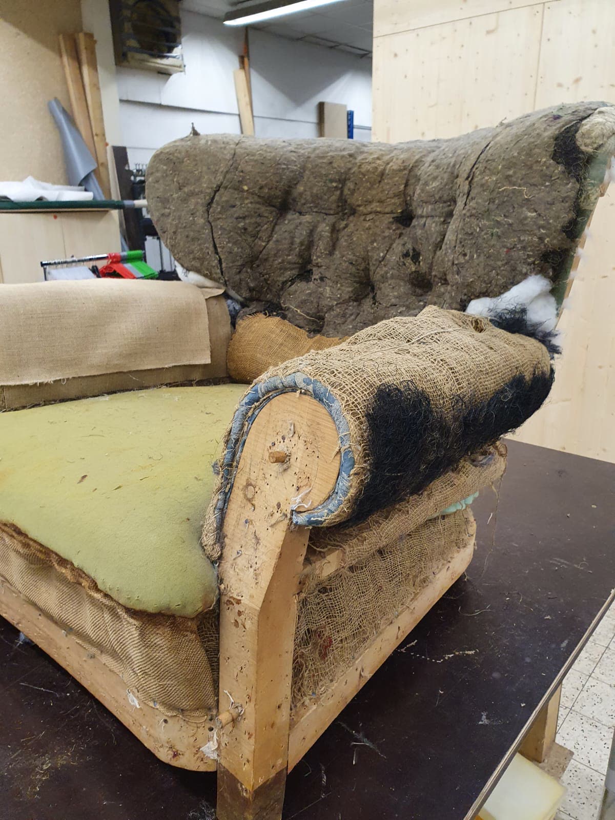 Sessel-Rohgestell, Holzrahmen mit alter Polsterwatte