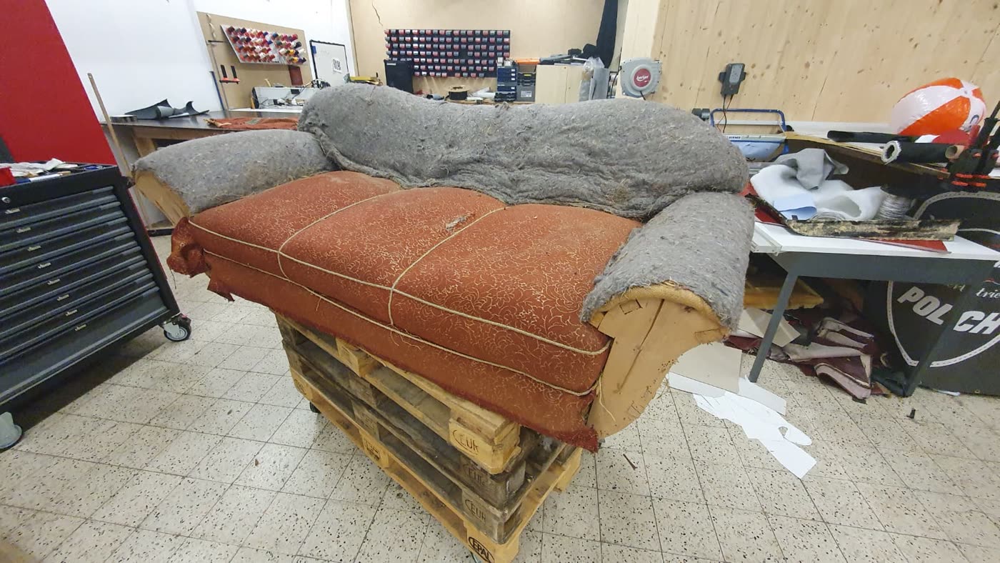 Gleiches rostfarbenes Sofa, andere Perspektive, Werkstatt