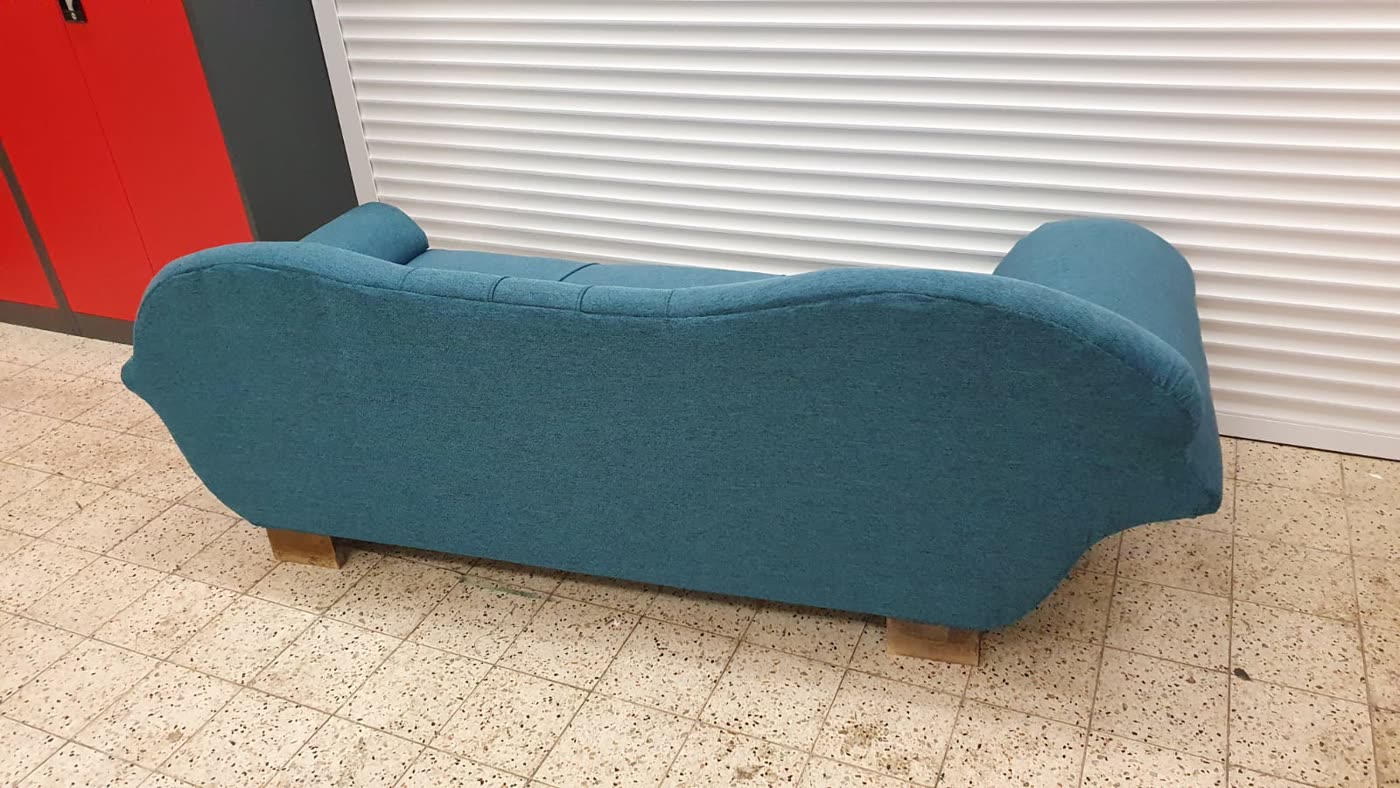 Petrolfarbenes Sofa von hinten, fertig