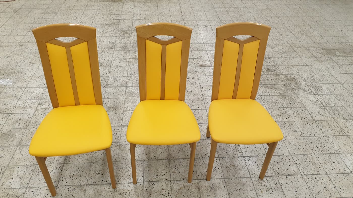 Drei gelbe Stühle neu gepolstert