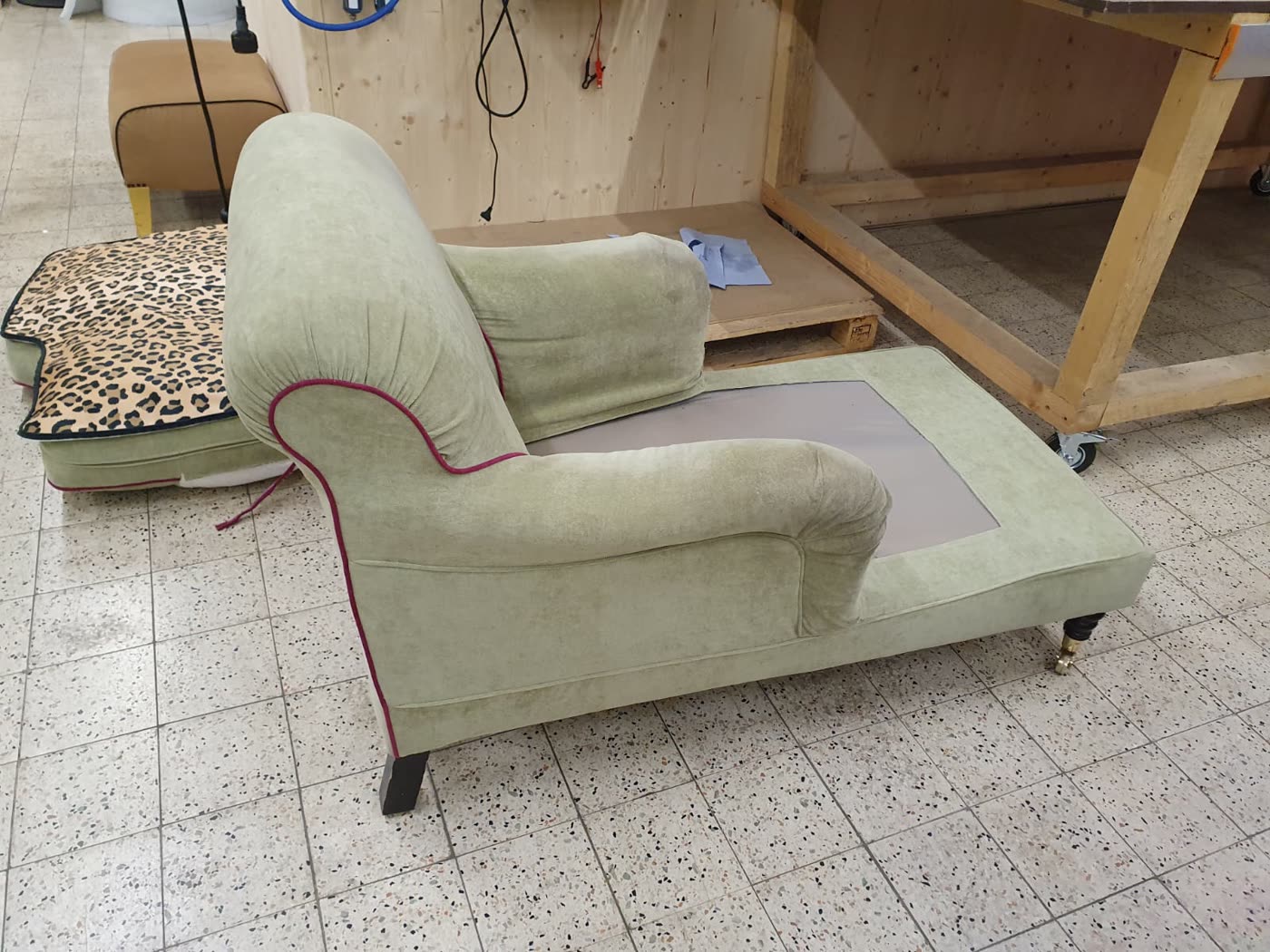 Chaiselongue grün mit rosa Paspel, Bezug noch unvollständig