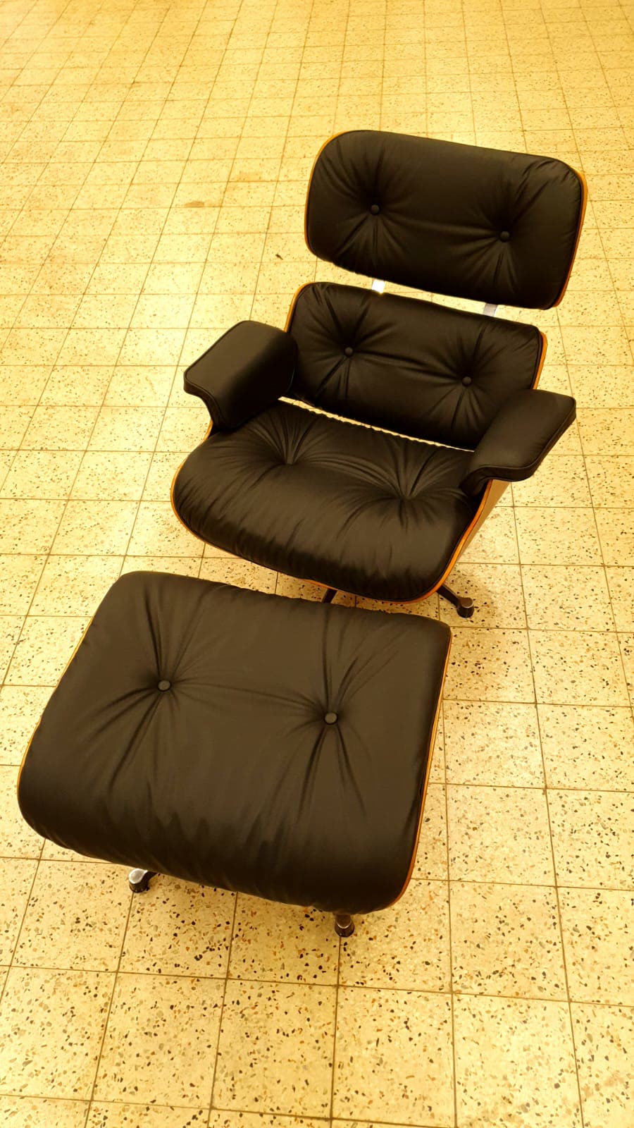 Eames Lounge Chair mit Ottoman schwarz, Gelbstich im Licht