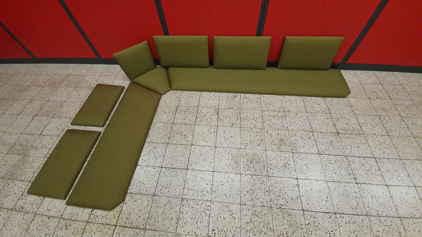 Olivgrüne Sofa-Einzelkissen, zerlegt/Einzelteile, fertig bezogen