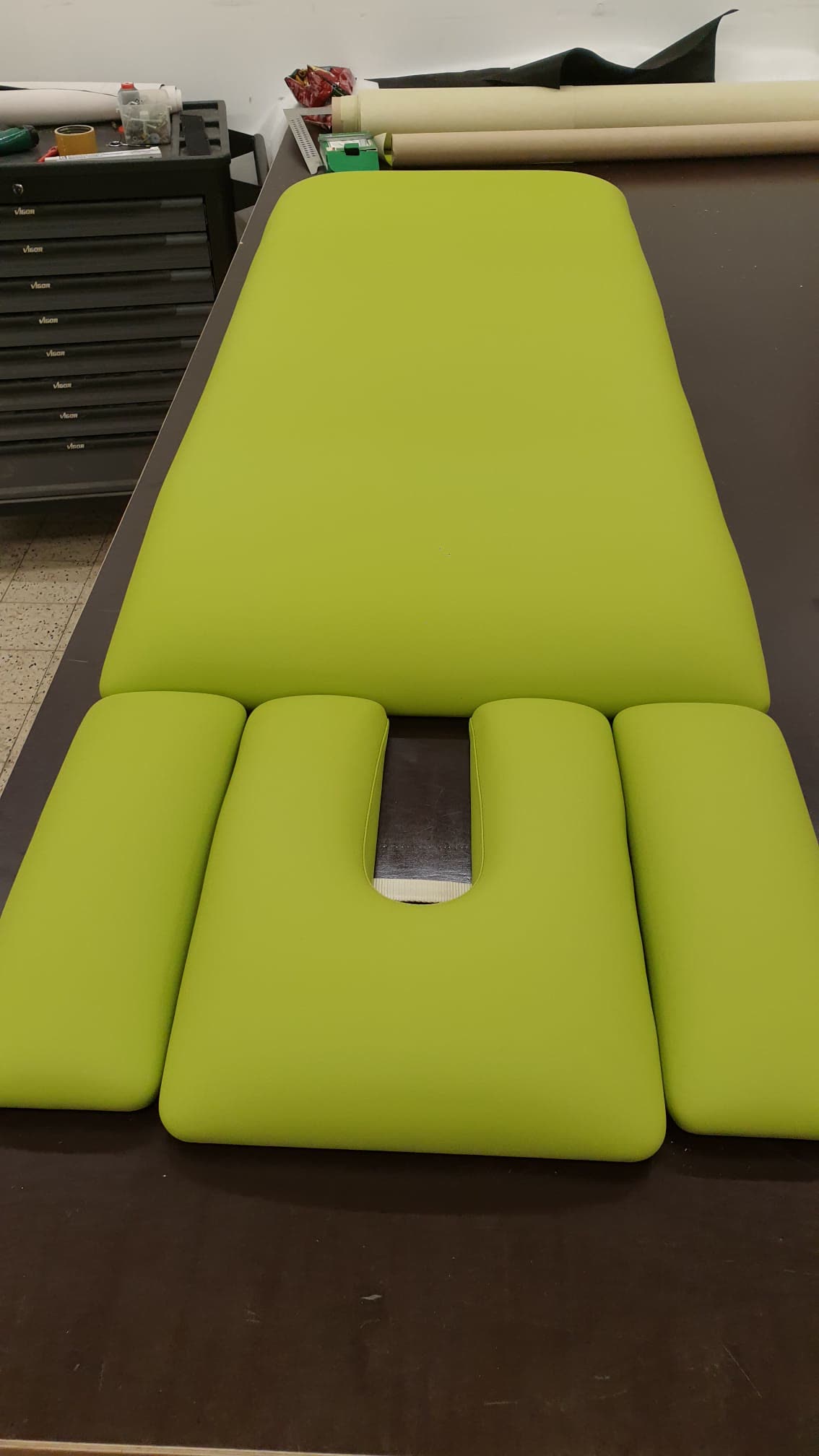 Limettengrüne Liegen-Polster mit Aussparung, Wellness