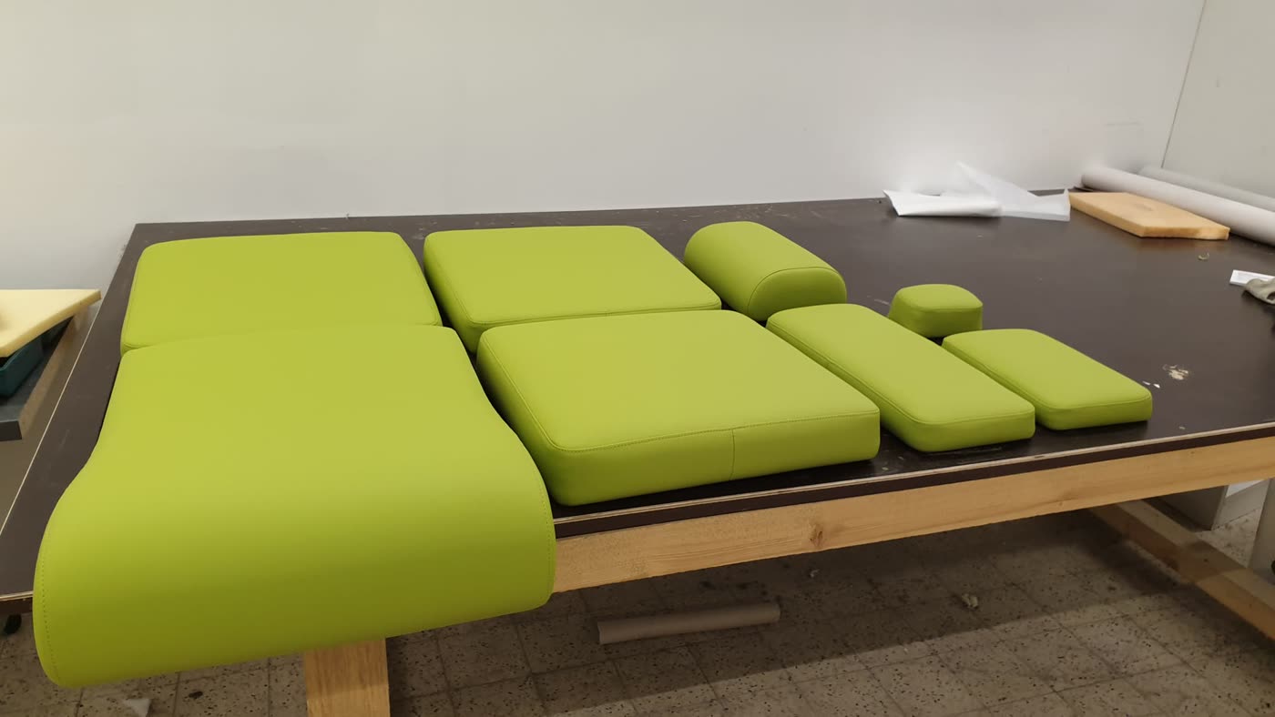 Limettengrüne Polsterteile verschiedener Formen, Liege