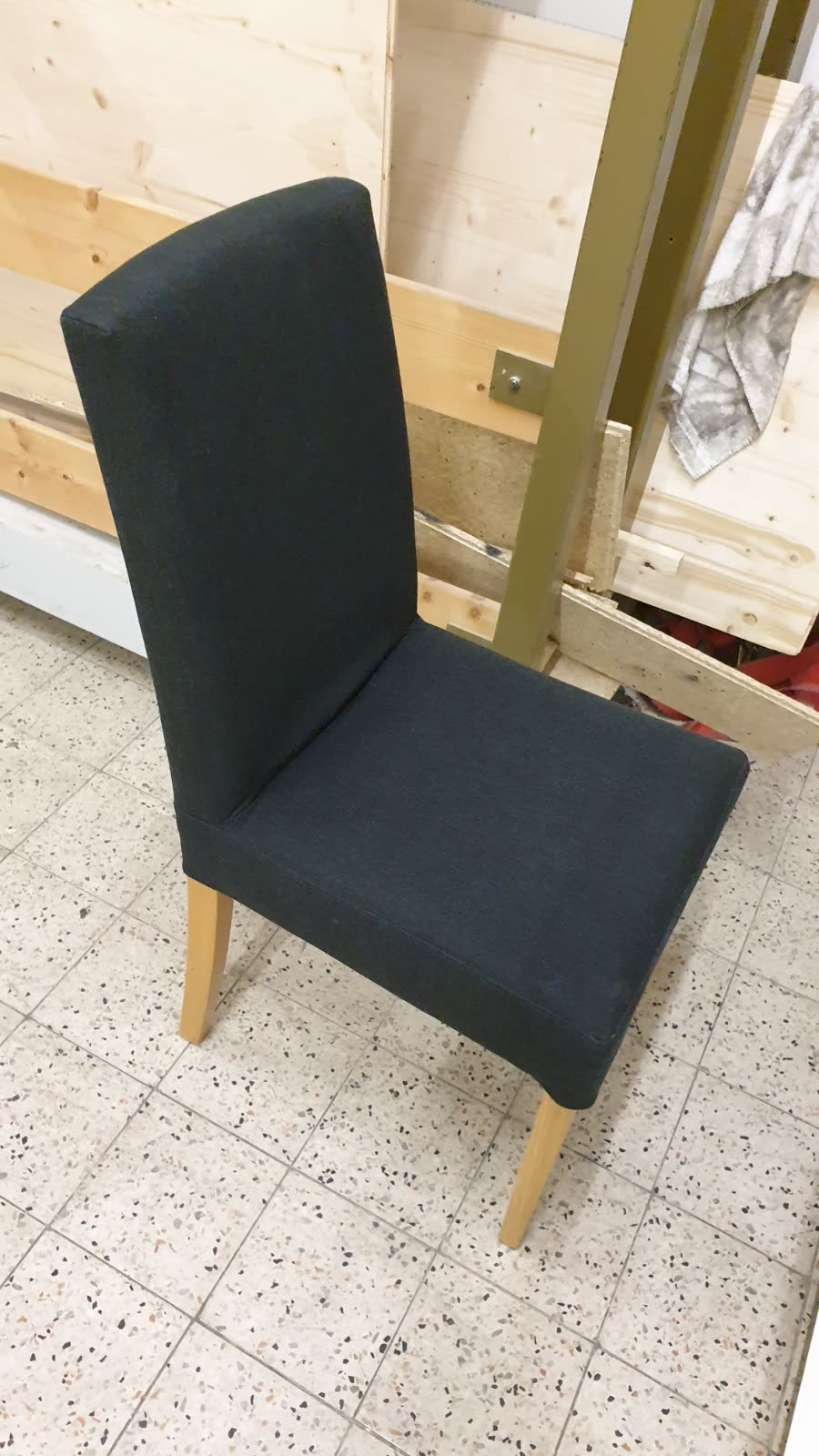 Schwarzer Esszimmerstuhl neu gepolstert