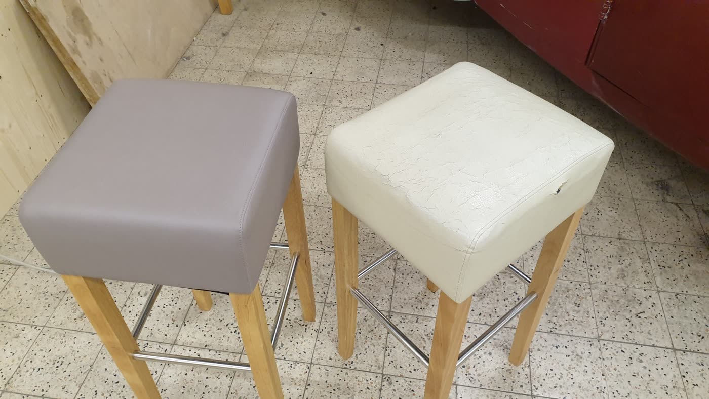 Zwei graue Barhocker fertig