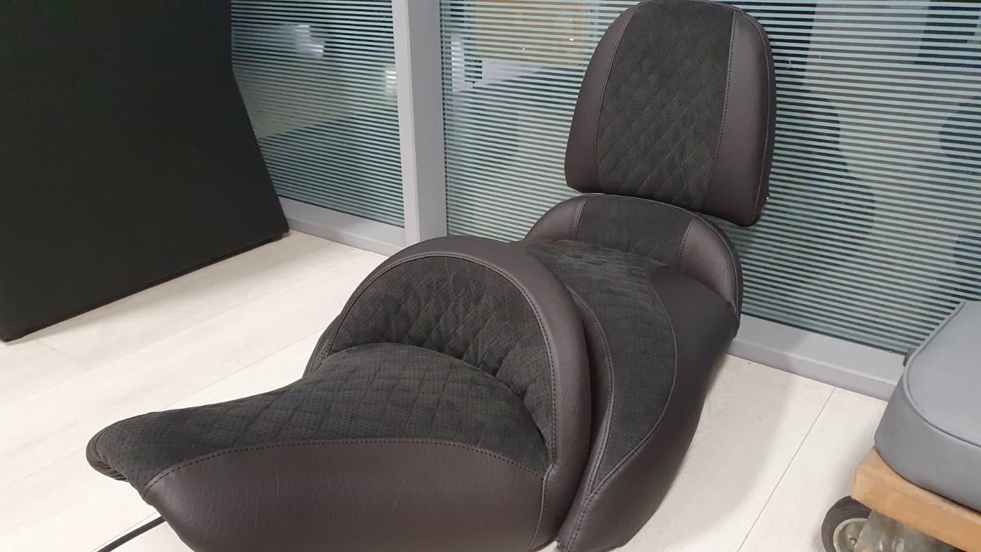 Zwei zweifarbige Roller-Sitzbänke, beige/grau und beige/braun
