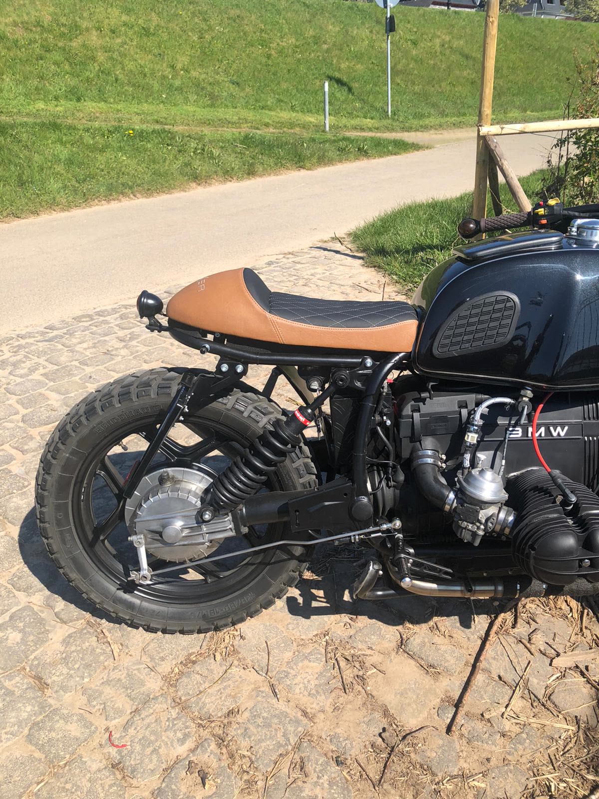 BMW Cafe Racer komplett, cognac-schwarze Sitzbank, Schloss im Hintergrund