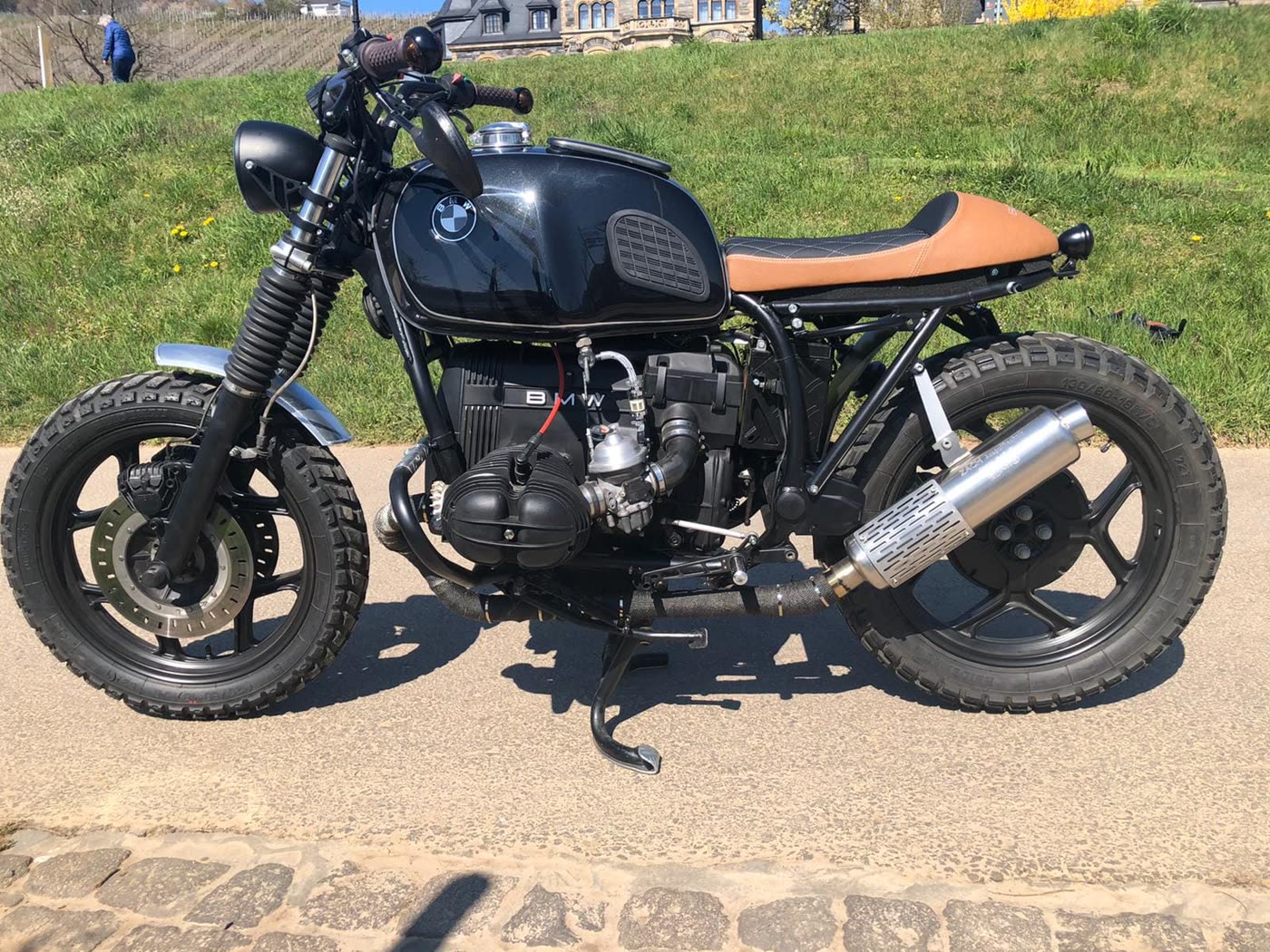 BMW Cafe Racer, andere Perspektive, Schloss im Hintergrund